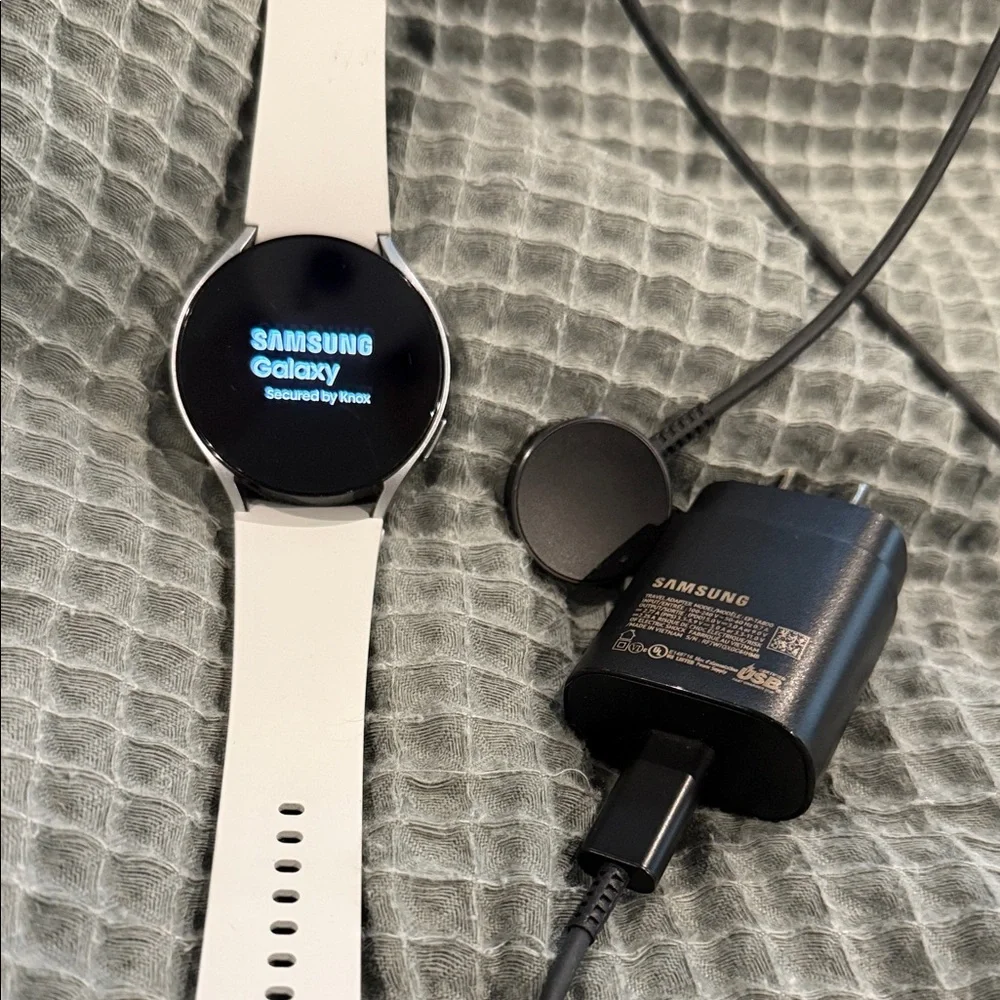 Samsung gakaxy6 Smartwatch - 44mm Black and silver face w/ 22mm Lt gray band